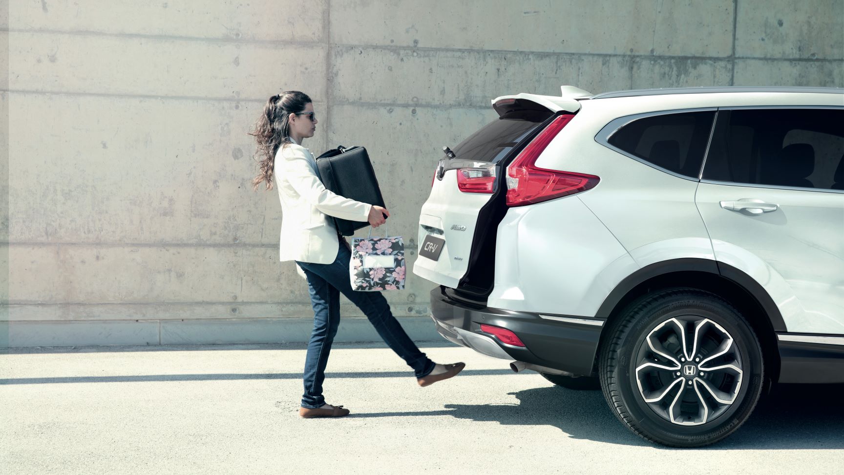 Une femme chargeant le coffre